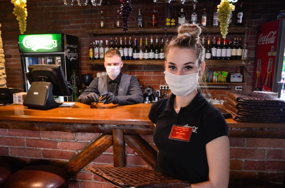 Несовершеннолетний может работать в барах ресторанах